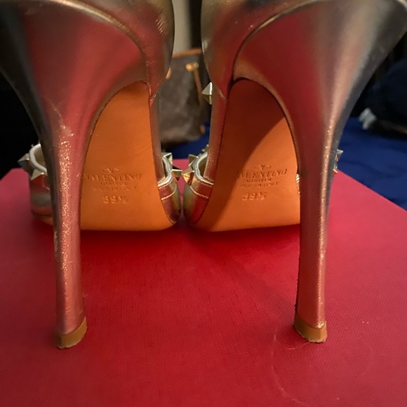 Brushed Gold Metallic Valentino Rock Stud Pumps - Picture 4 of 9